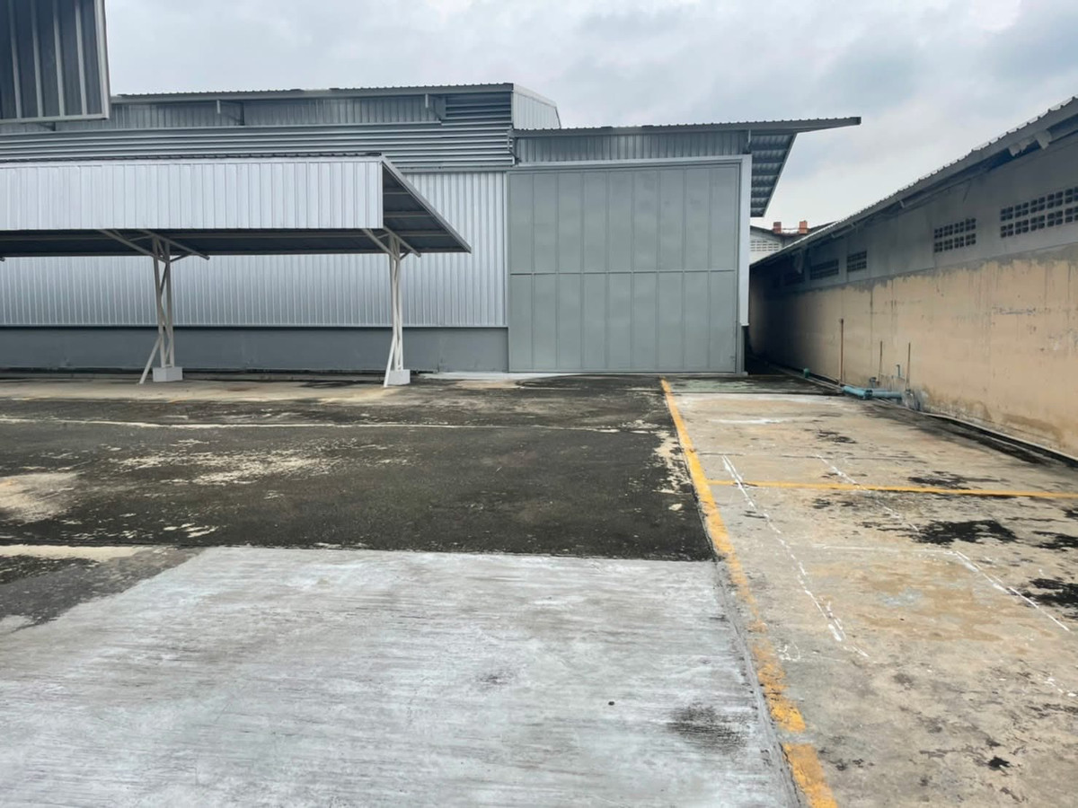For RentWarehousePathum Thani,Rangsit, Thammasat : Warehouse for rent, Phahonyothin 76 Near Zeer Rangsit Near Rangsit Medical Hospital Near the Si Mum Mueang Market, area 1 rai, less than 500 meters from the entrance of the alley, supports businesses that have Theres a lot of parking.