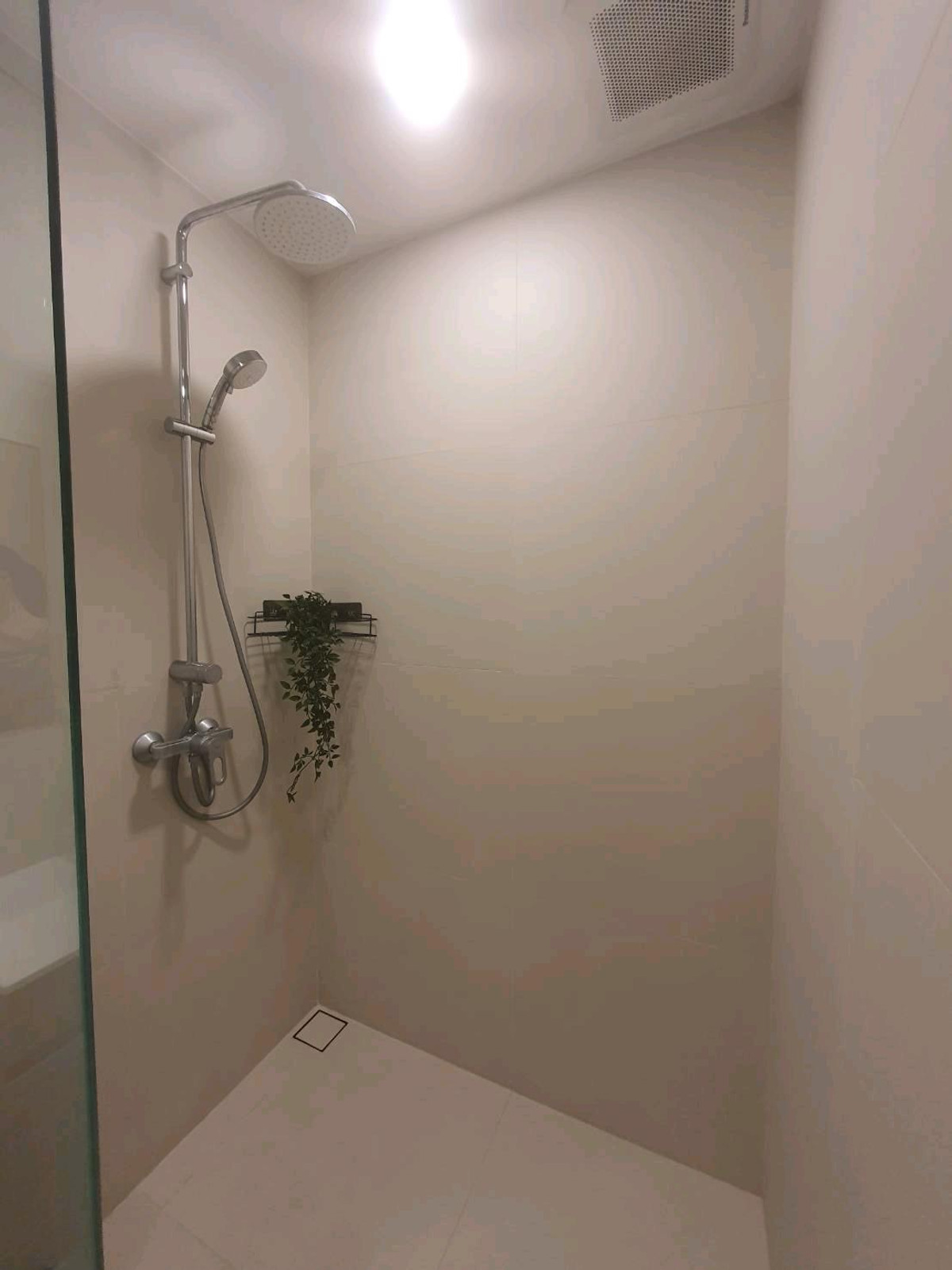 For RentCondoSukhumvit, Asoke, Thonglor : For rent, 2 bedrooms, beautifully decorated, Noble Ambience Sukhumvit 42, near BTS Ekkamai, Gateway Ekamai, owner will let it out himself.