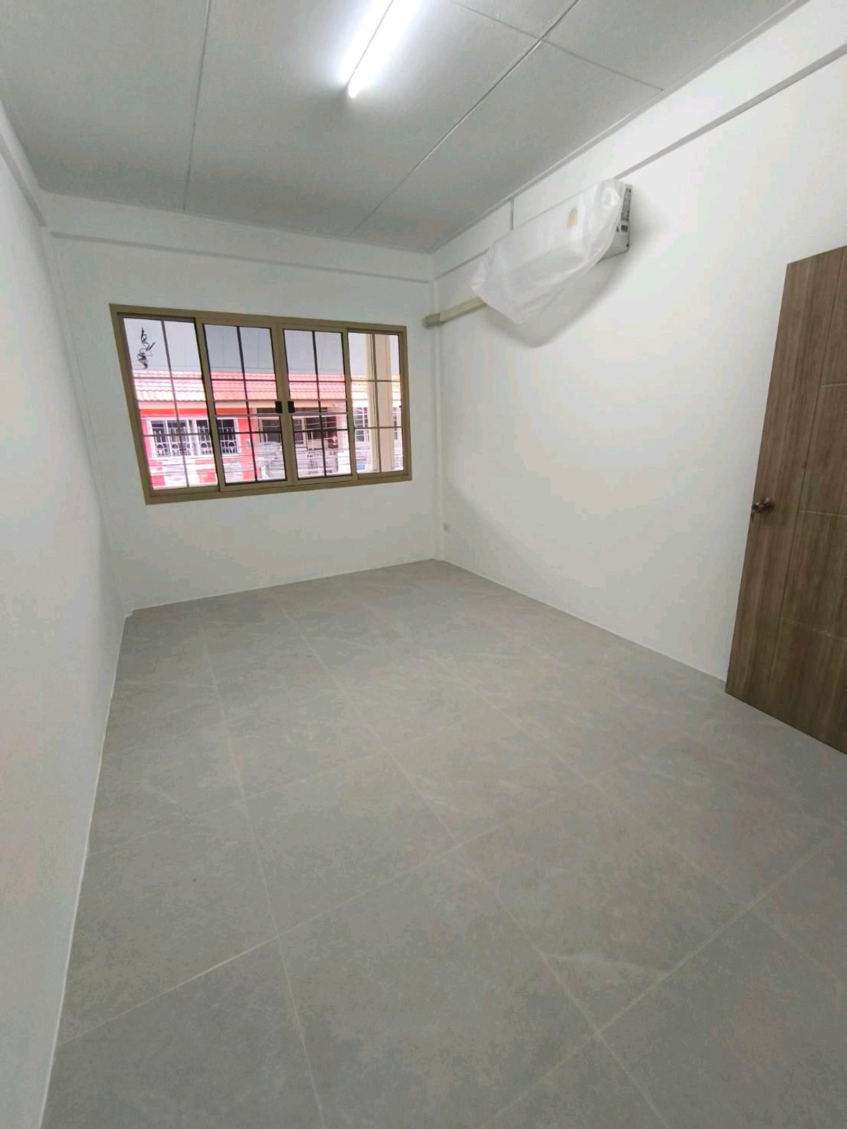 For RentTownhomeRatchadapisek, Huaikwang, Suttisan : 2-story townhome for rent, good location behind Fortune Ratchada. Soi Asoke-Din Daeng 21 or enter from Ratchada Soi 3
