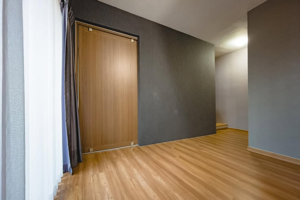 For RentHousePinklao, Charansanitwong : Townhome opposite Wat Silamahasanit , at the beginning of Suan Phak Road, adjacent to Ratchaphruek Road