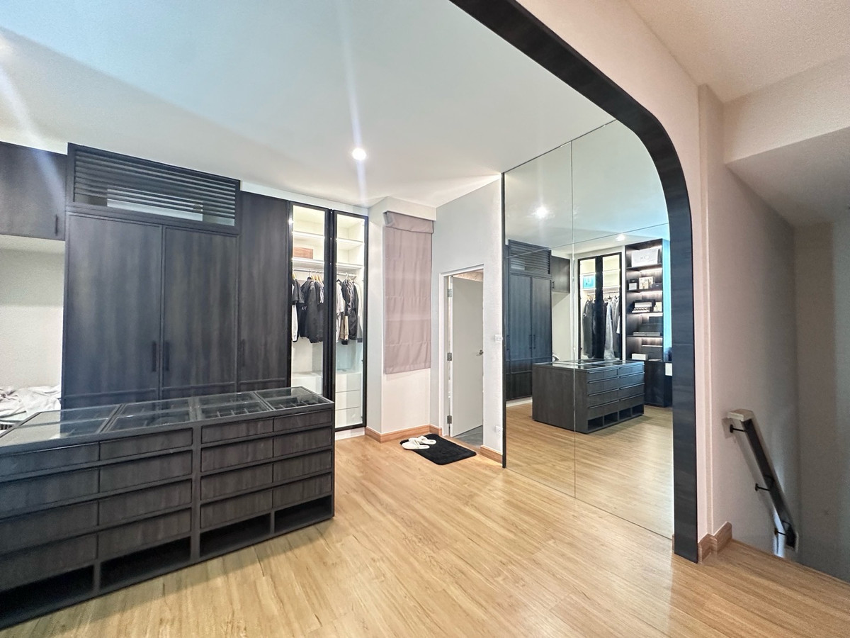 ขายเกษตร นวมินทร์ ลาดปลาเค้า : บ้านแฝด ทำเลเลียบด่วนรามอินทราฯ ซอย โยธินพัฒนา เซ็นทรัลอีส วิลล์ ประดิษฐ์มนูธรรม บ้านใหม่ fullyfurnished  