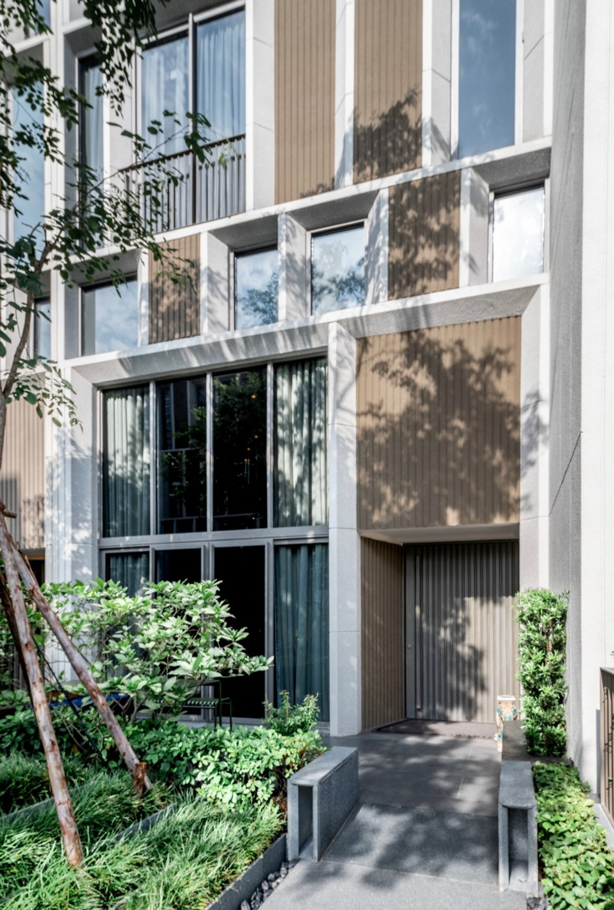 For SaleTownhomeSukhumvit, Asoke, Thonglor : House for sale Quarter39 Thaweesuk Sukhumvit 39, 5.5 story house (including basement to roof top,) has elevator.