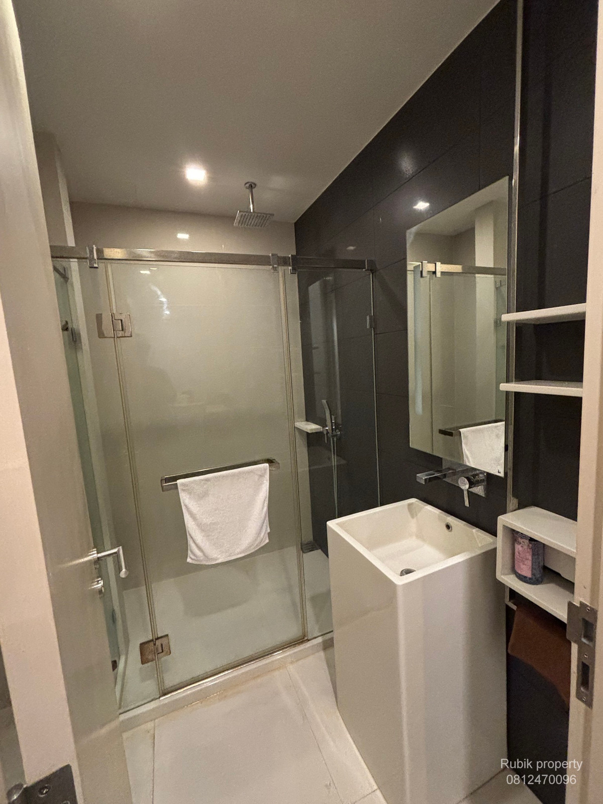 For RentCondoWongwianyai, Charoennakor : 🏙 **Condo for rent, The Room BTS Wongwian Yai** RB1799, location **Very Prime, next to the stairs, BTS Wongwian Yai, only 10 meters**