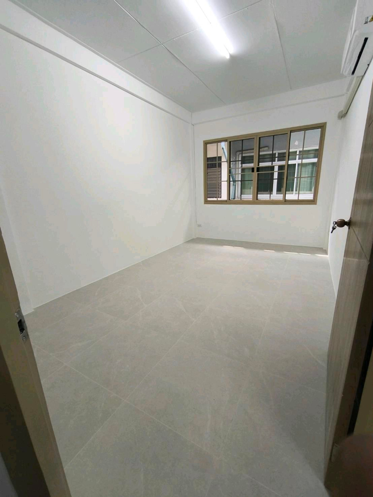 For RentTownhomeRatchadapisek, Huaikwang, Suttisan : 2-story townhome for rent, good location behind Fortune Ratchada. Soi Asoke-Din Daeng 21 or enter from Ratchada Soi 3