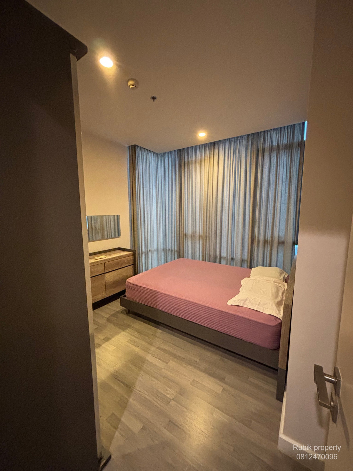 For RentCondoWongwianyai, Charoennakor : 🏙 **Condo for rent, The Room BTS Wongwian Yai** RB1799, location **Very Prime, next to the stairs, BTS Wongwian Yai, only 10 meters**