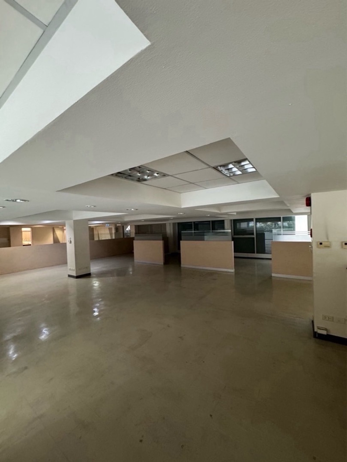 For RentShowroomRama9, Petchburi, RCA : Office showroom for rent New Petchaburi Road - Asoke, location of the future, connecting Sukhumvit, Phrom Phong, Thonglor, RCA and MRT Phetchaburi Station, distance 295 meters, location that is more than quality. is premium