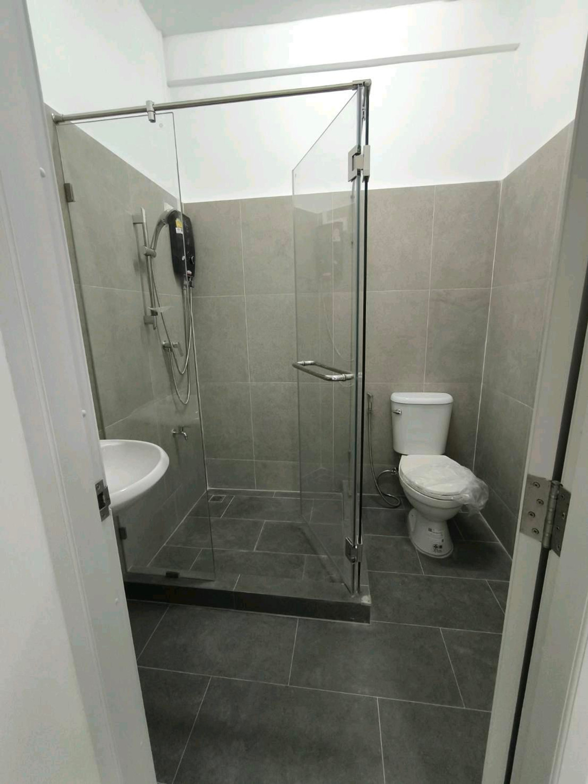 For RentTownhomeRatchadapisek, Huaikwang, Suttisan : 2-story townhome for rent, good location behind Fortune Ratchada. Soi Asoke-Din Daeng 21 or enter from Ratchada Soi 3