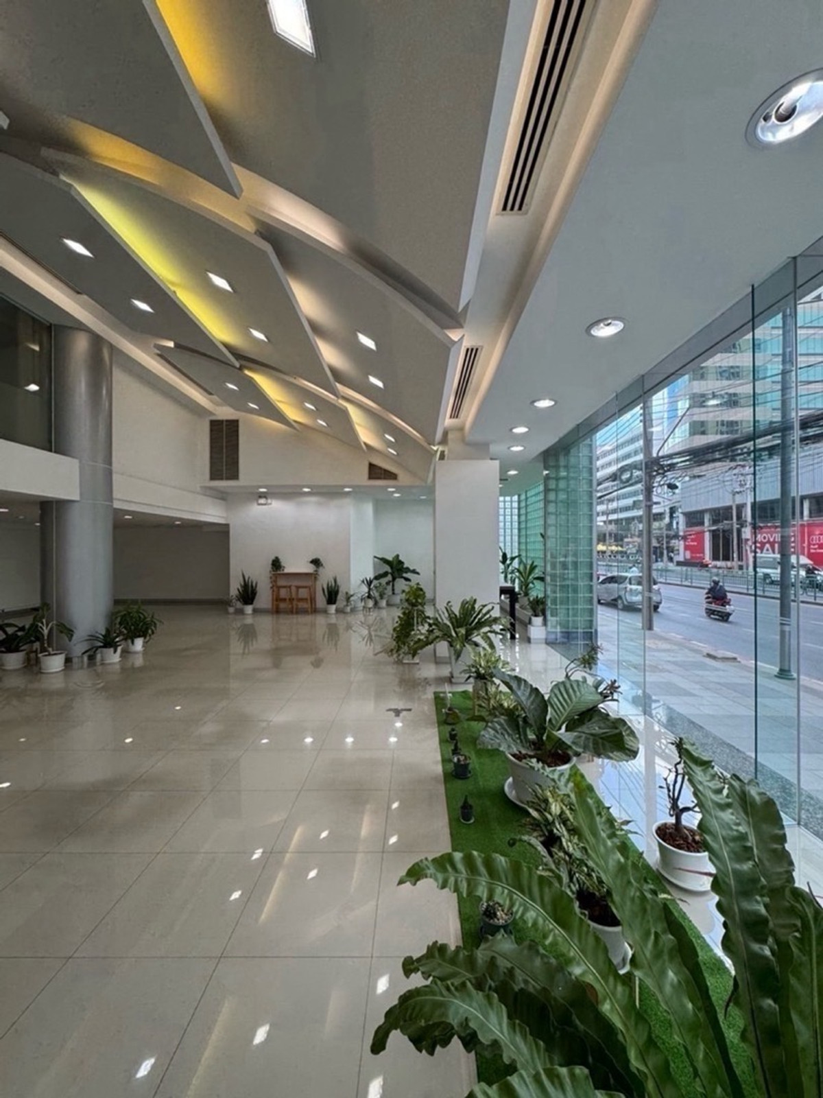For RentShowroomRama9, Petchburi, RCA : Office showroom for rent New Petchaburi Road - Asoke, location of the future, connecting Sukhumvit, Phrom Phong, Thonglor, RCA and MRT Phetchaburi Station, distance 295 meters, location that is more than quality. is premium