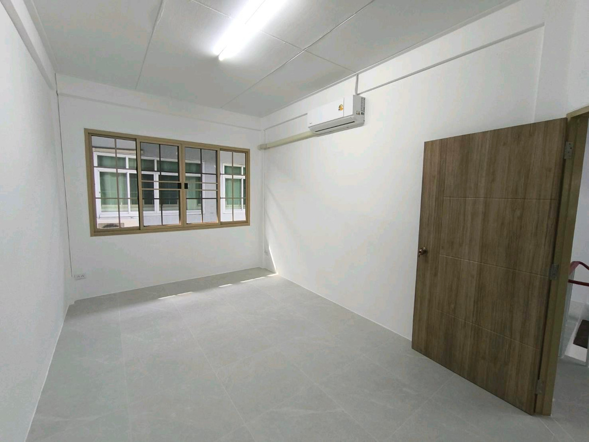 For RentTownhomeRatchadapisek, Huaikwang, Suttisan : 2-story townhome for rent, good location behind Fortune Ratchada. Soi Asoke-Din Daeng 21 or enter from Ratchada Soi 3