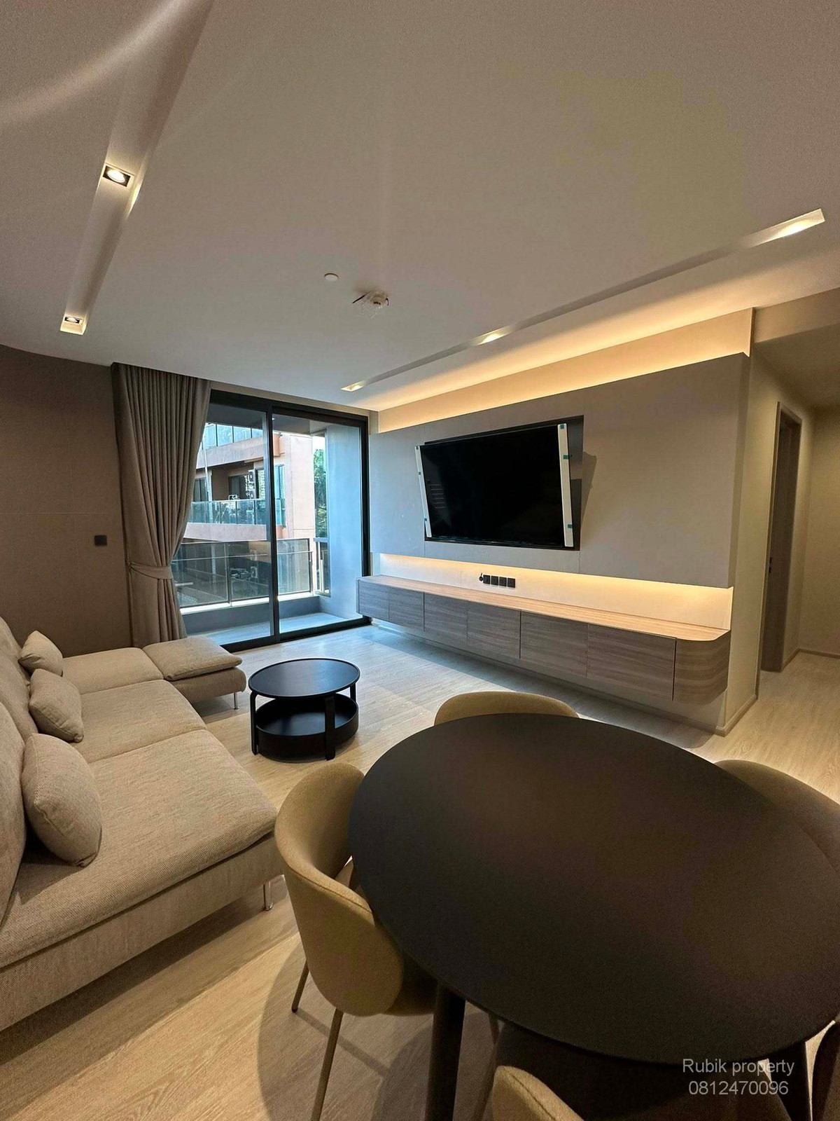 ให้เช่าคอนโดสุขุมวิท อโศก ทองหล่อ : 🏙 **ให้เช่าคอนโด The Room Sukhumvit 38 – ทองหล่อ** RB1792 คอนโด **Ultra Luxury** ใจกลางทองหล่อ บรรยากาศเงียบสงบ เป็นส่วนตัว