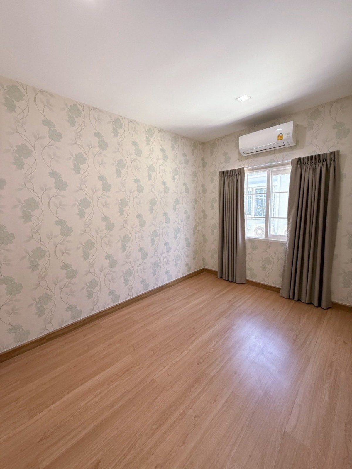 For RentTownhomeEakachai, Bang Bon : House for rent near the BTS, good location, 2-story townhome, 4 bedrooms, 3 bathrooms, 1 additional office room. 1 living room, 1 kitchen, 1 washing room  1 parking space in front of the house, beautiful house, fully decorated.