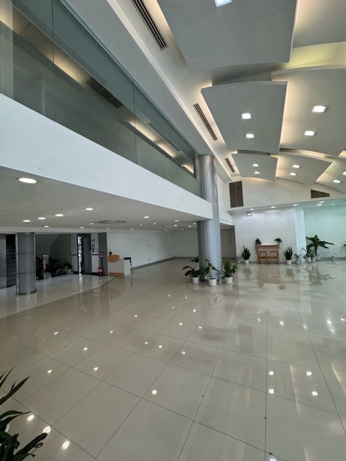 For RentShowroomRama9, Petchburi, RCA : Office showroom for rent New Petchaburi Road - Asoke, location of the future, connecting Sukhumvit, Phrom Phong, Thonglor, RCA and MRT Phetchaburi Station, distance 295 meters, location that is more than quality. is premium