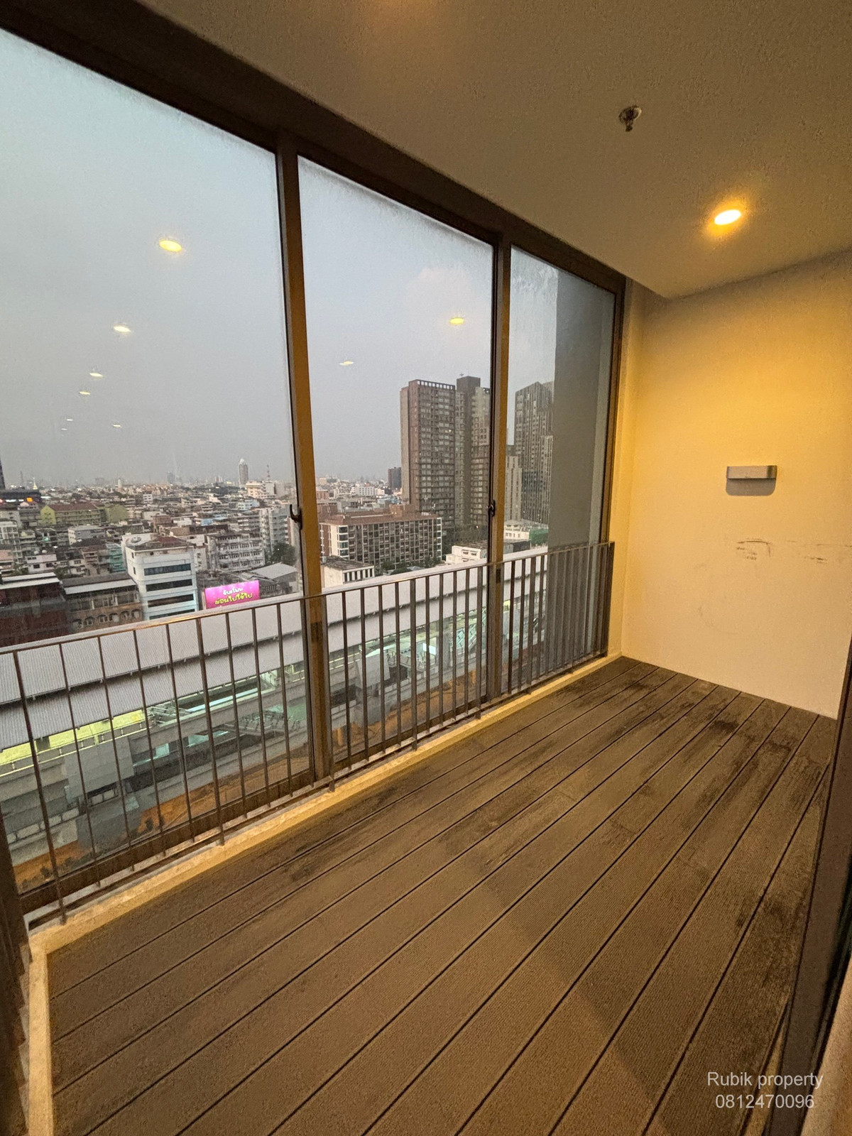 For RentCondoWongwianyai, Charoennakor : 🏙 **Condo for rent, The Room BTS Wongwian Yai** RB1799, location **Very Prime, next to the stairs, BTS Wongwian Yai, only 10 meters**