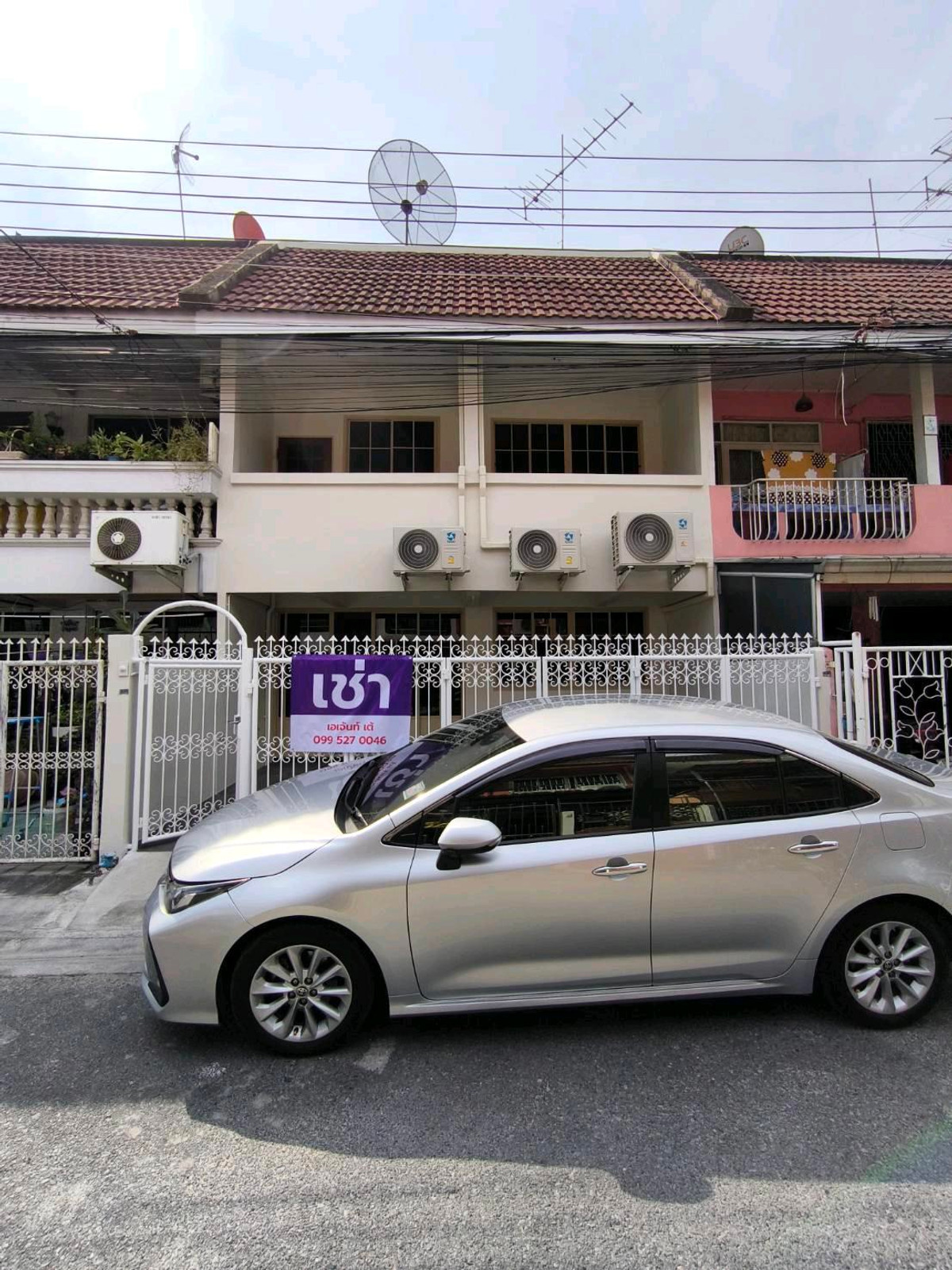 ให้เช่าทาวน์โฮมรัชดา ห้วยขวาง : ให้เช่า ทาวน์โฮม 2 ชั้น ทำเลดี อยู่หลังฟอร์จูนรัชดา ซ.อโศก-ดินแดง 21 หรือ เข้าจาก รัชดา ซ.3  ก็ได้

** พร้อมเข้าอยู่ รีโนเวทใหม่ทั้งหลัง **

ขนาด 24  ตร.วา
4 ห้องนอน, 2 ห้องน้ำ, 1 ห้องโถง, มีห้องครัว และ ห้องเก็บของด้านหลัง
ติดแอร์ใหม่ 3 เครื่อง