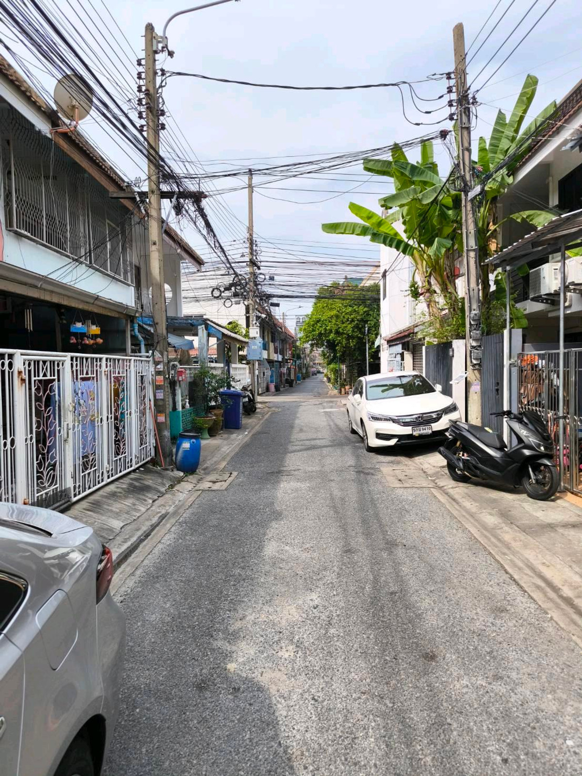 For RentTownhomeRatchadapisek, Huaikwang, Suttisan : 2-story townhome for rent, good location behind Fortune Ratchada. Soi Asoke-Din Daeng 21 or enter from Ratchada Soi 3