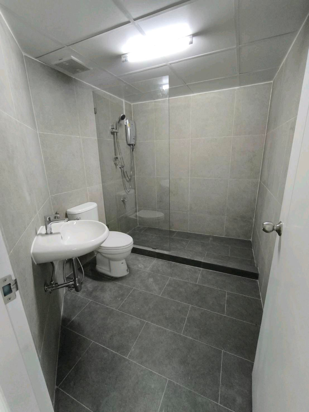 For RentTownhomeRatchadapisek, Huaikwang, Suttisan : 2-story townhome for rent, good location behind Fortune Ratchada. Soi Asoke-Din Daeng 21 or enter from Ratchada Soi 3