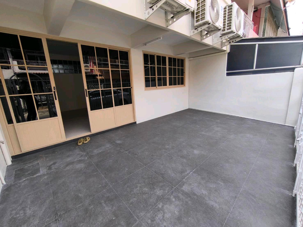 For RentTownhomeRatchadapisek, Huaikwang, Suttisan : 2-story townhome for rent, good location behind Fortune Ratchada. Soi Asoke-Din Daeng 21 or enter from Ratchada Soi 3