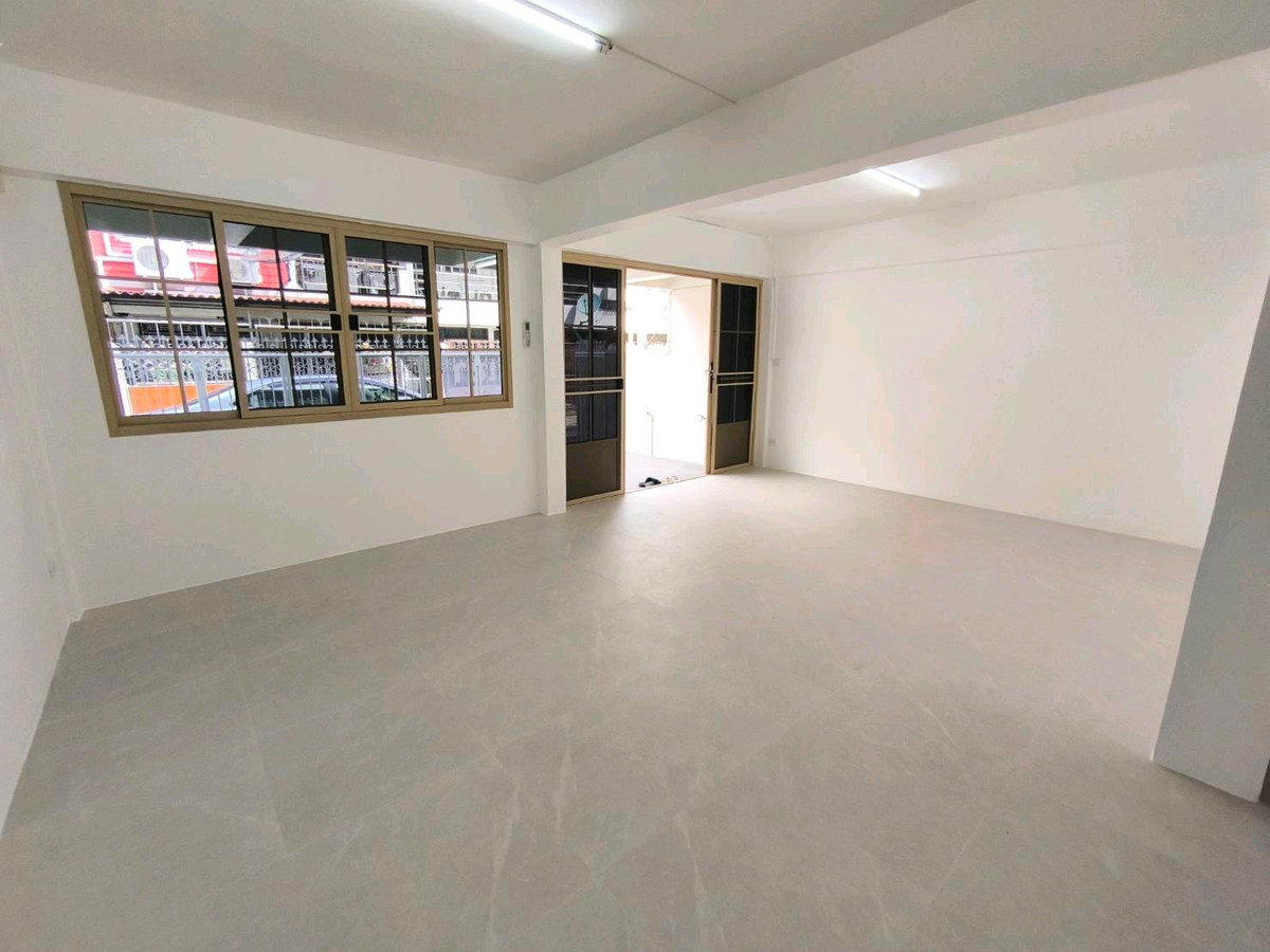 For RentTownhomeRatchadapisek, Huaikwang, Suttisan : 2-story townhome for rent, good location behind Fortune Ratchada. Soi Asoke-Din Daeng 21 or enter from Ratchada Soi 3
