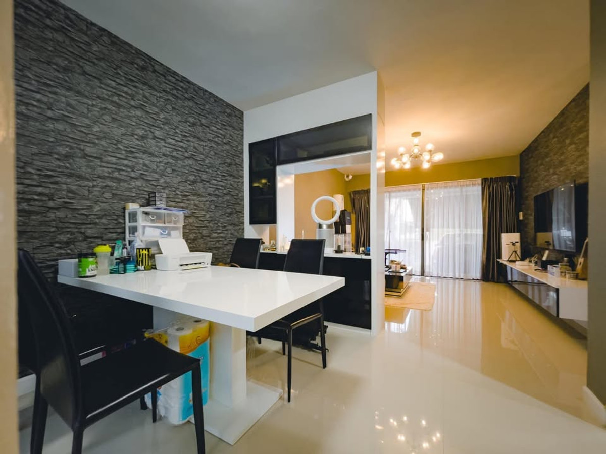 For RentHousePinklao, Charansanitwong : Townhome opposite Wat Silamahasanit , at the beginning of Suan Phak Road, adjacent to Ratchaphruek Road