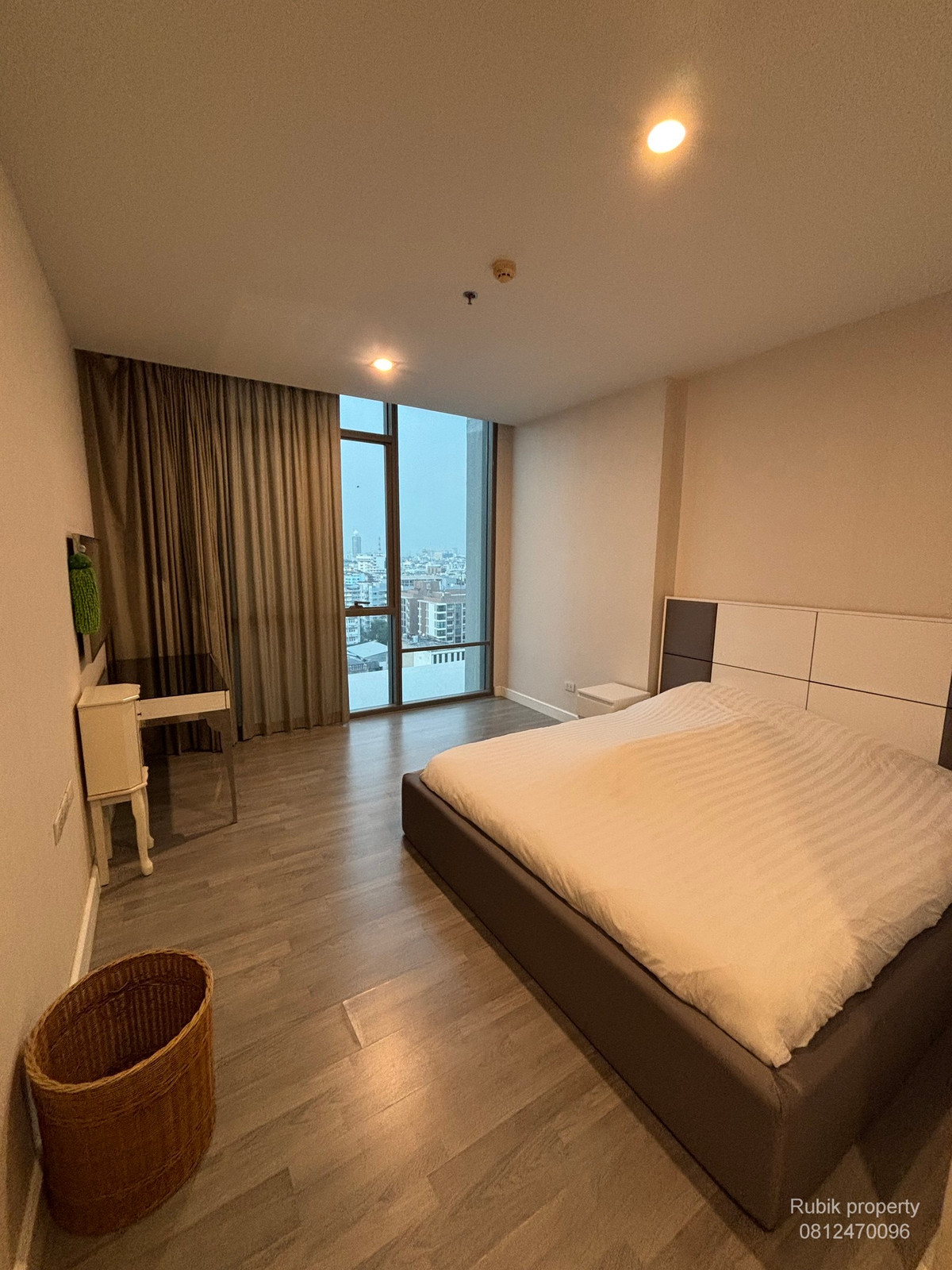 For RentCondoWongwianyai, Charoennakor : 🏙 **Condo for rent, The Room BTS Wongwian Yai** RB1799, location **Very Prime, next to the stairs, BTS Wongwian Yai, only 10 meters**