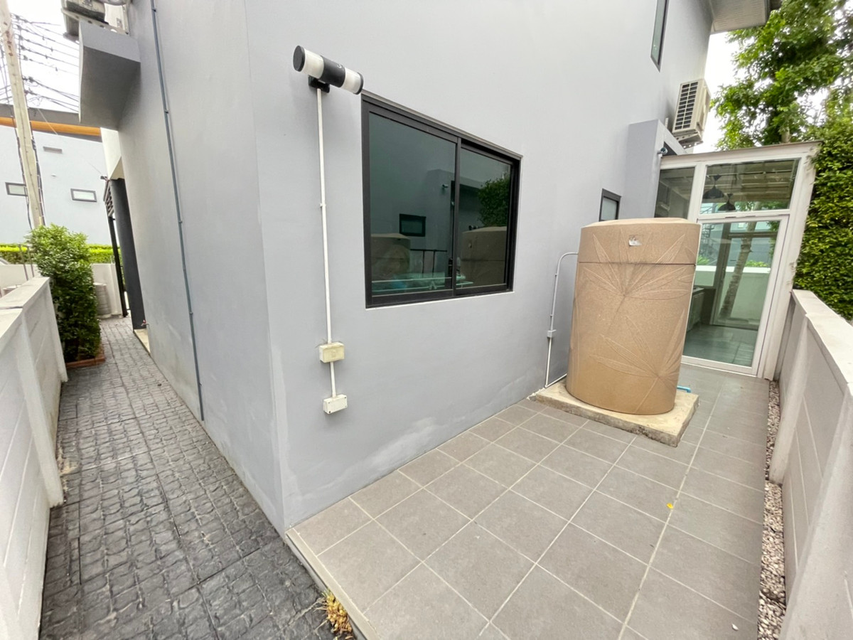 ให้เช่าบ้านปทุมธานี รังสิต ธรรมศาสตร์ : บ้านเดี่ยว เพียง 700 เมตรจากห้างฟิวเจ้อรังสิต 4 ห้องนอน หลังมุม เฟอรนิเจ้อครบพร้อมอยู่ ว่างให้เช่า