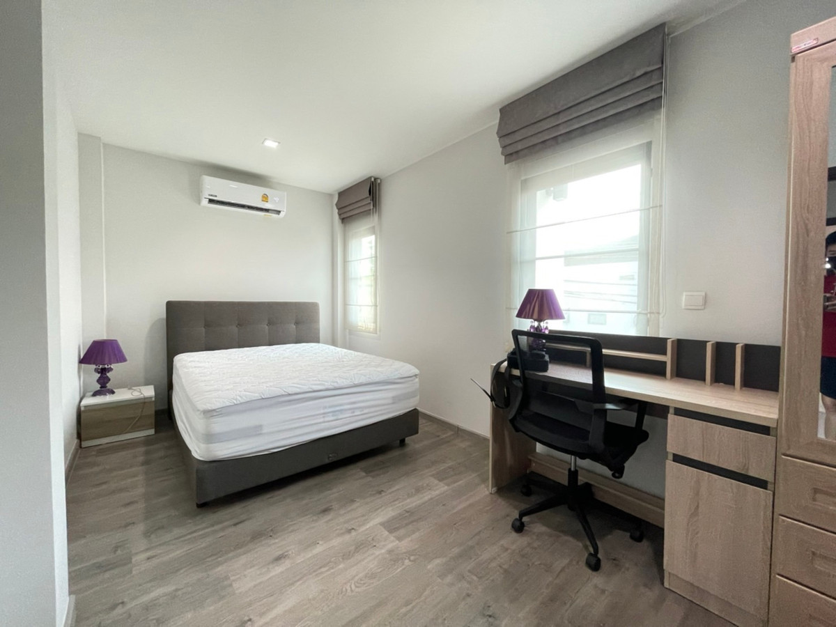 ให้เช่าบ้านปทุมธานี รังสิต ธรรมศาสตร์ : บ้านเดี่ยว เพียง 700 เมตรจากห้างฟิวเจ้อรังสิต 4 ห้องนอน หลังมุม เฟอรนิเจ้อครบพร้อมอยู่ ว่างให้เช่า