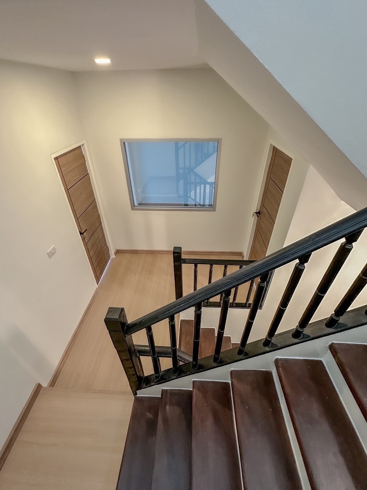 ขายทาวน์โฮมเลียบทางด่วนรามอินทรา : ขายโฮมออฟฟิศ พระราม 9 - ลาดพร้าว **เพียง 7.79 ลบ.** รีโนเวทใหม่ทั้งหลัง (N.2031)