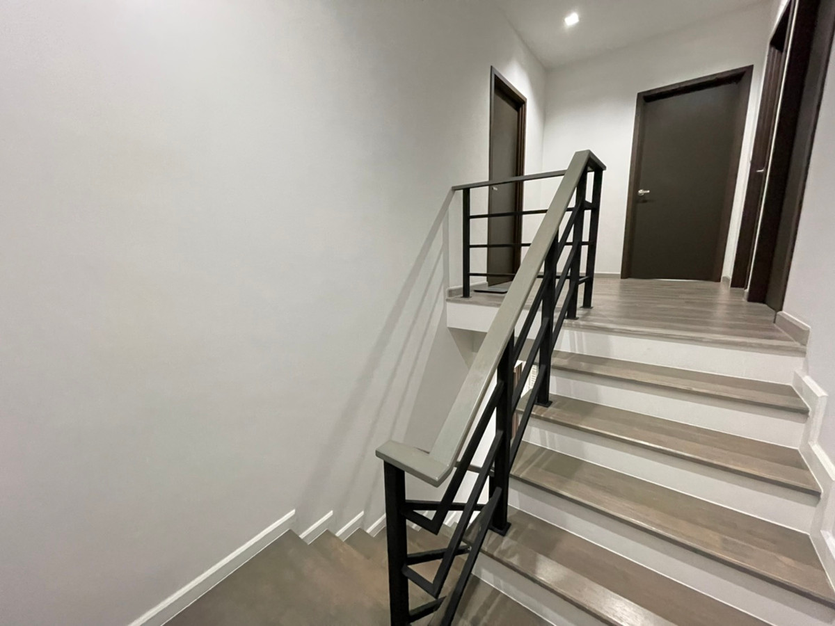 ให้เช่าบ้านปทุมธานี รังสิต ธรรมศาสตร์ : บ้านเดี่ยว เพียง 700 เมตรจากห้างฟิวเจ้อรังสิต 4 ห้องนอน หลังมุม เฟอรนิเจ้อครบพร้อมอยู่ ว่างให้เช่า