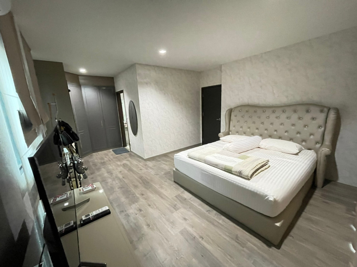 ให้เช่าบ้านปทุมธานี รังสิต ธรรมศาสตร์ : บ้านเดี่ยว เพียง 700 เมตรจากห้างฟิวเจ้อรังสิต 4 ห้องนอน หลังมุม เฟอรนิเจ้อครบพร้อมอยู่ ว่างให้เช่า