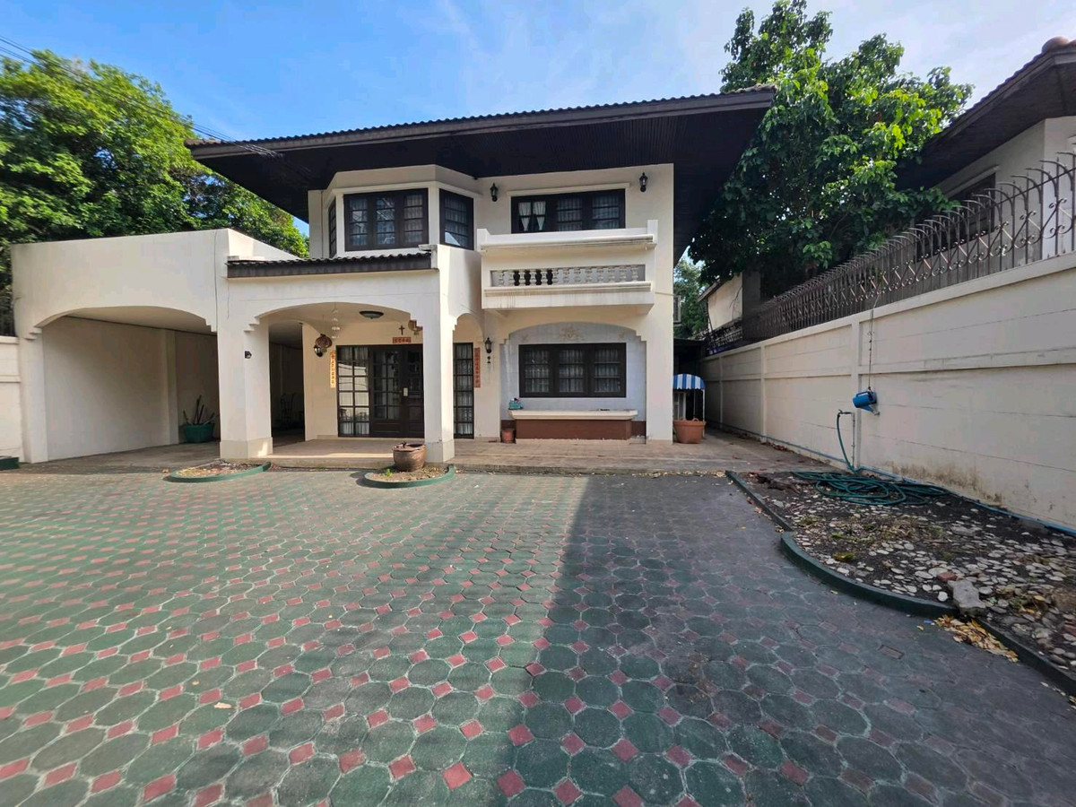 For RentHouseRatchadapisek, Huaikwang, Suttisan : FOR RENT & SALE  Prime Detached House – Suthisarn Road with Shortcut to Ladprao 64