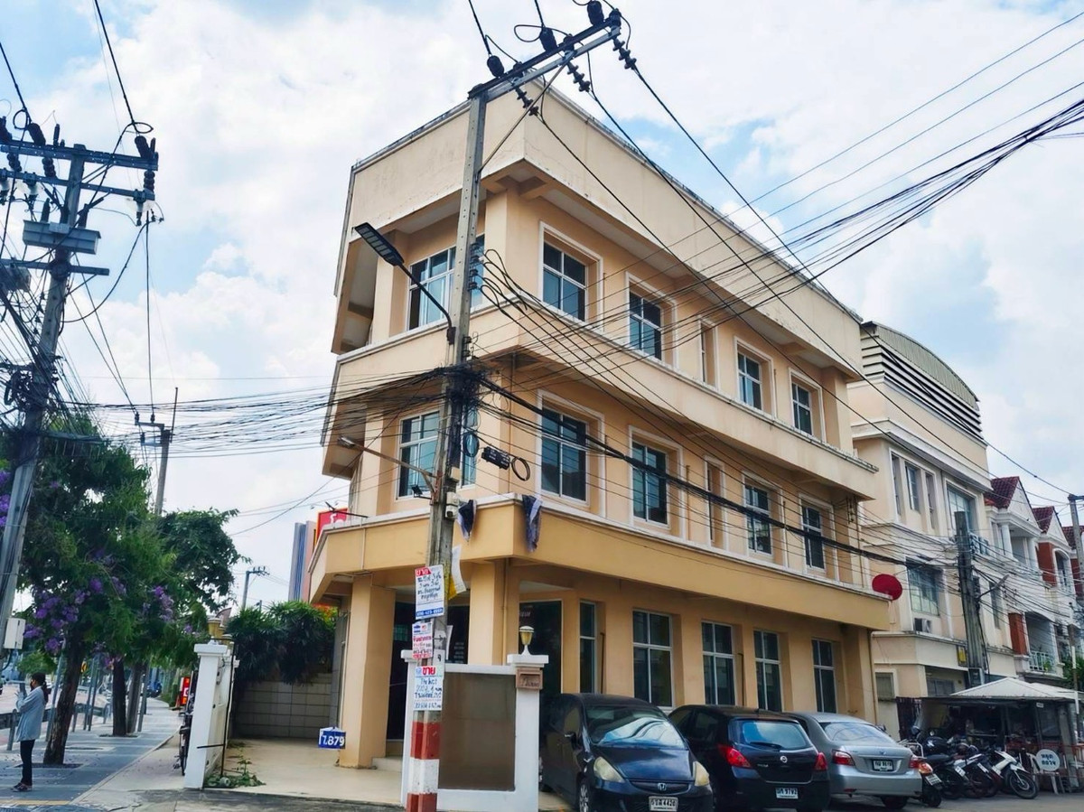 ให้เช่าอาคารพาณิชย์เกษตร นวมินทร์ ลาดปลาเค้า : สำหรับเช่า อาคารพาณิชย์ 3 ชั้น ติดถนนใหญ่ นวลจันทร์ เขตบึงกุ่ม กทม เพื่อธุรกิจ มีที่จอดรถ 4-5 คัน 