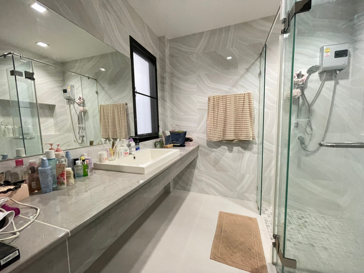 ให้เช่าบ้านปทุมธานี รังสิต ธรรมศาสตร์ : บ้านเดี่ยว เพียง 700 เมตรจากห้างฟิวเจ้อรังสิต 4 ห้องนอน หลังมุม เฟอรนิเจ้อครบพร้อมอยู่ ว่างให้เช่า