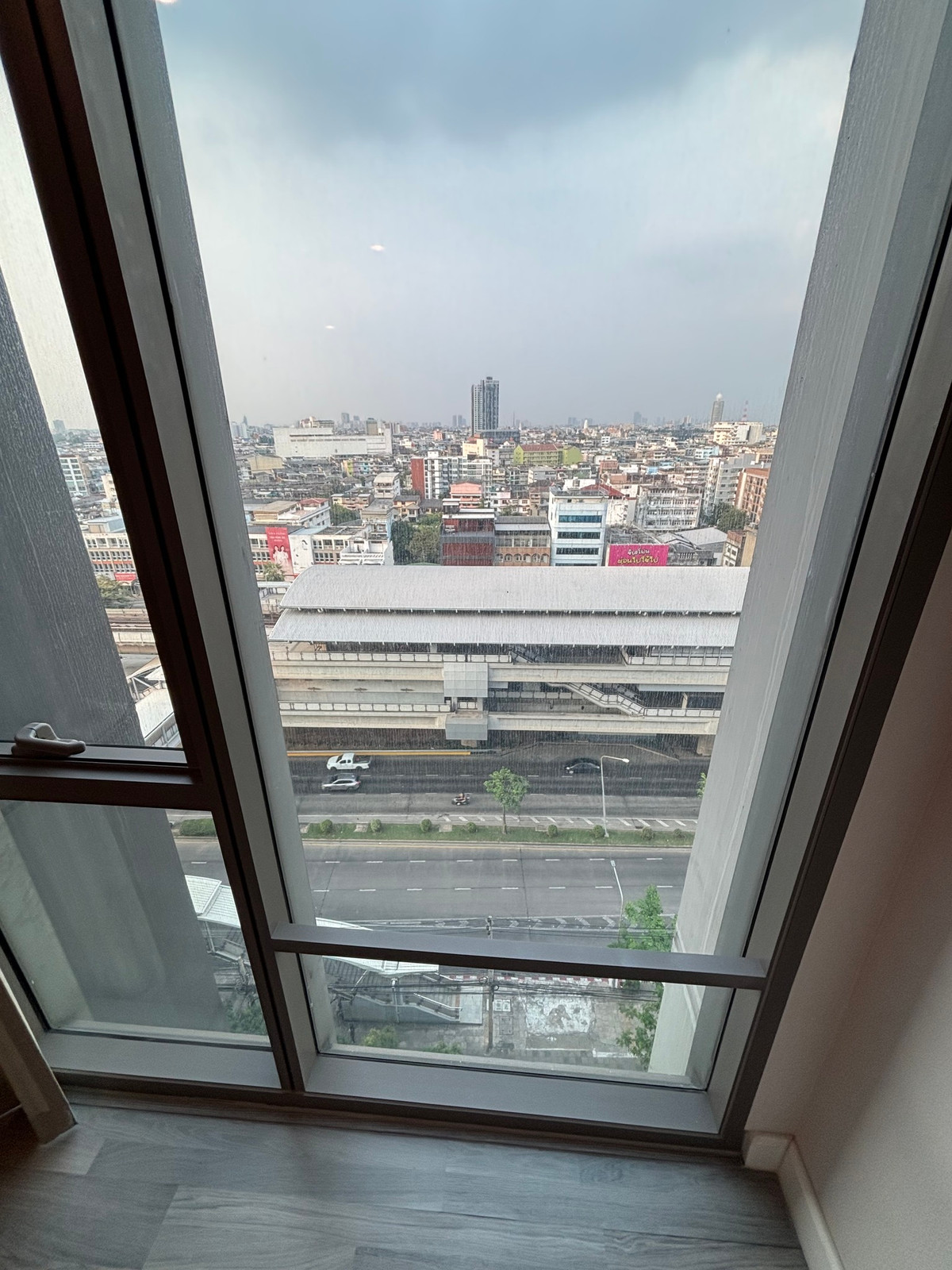 For RentCondoWongwianyai, Charoennakor : 🚅✨ 2 BR condo for rent, The Room BTS Wongwian Yai, convenient to travel.