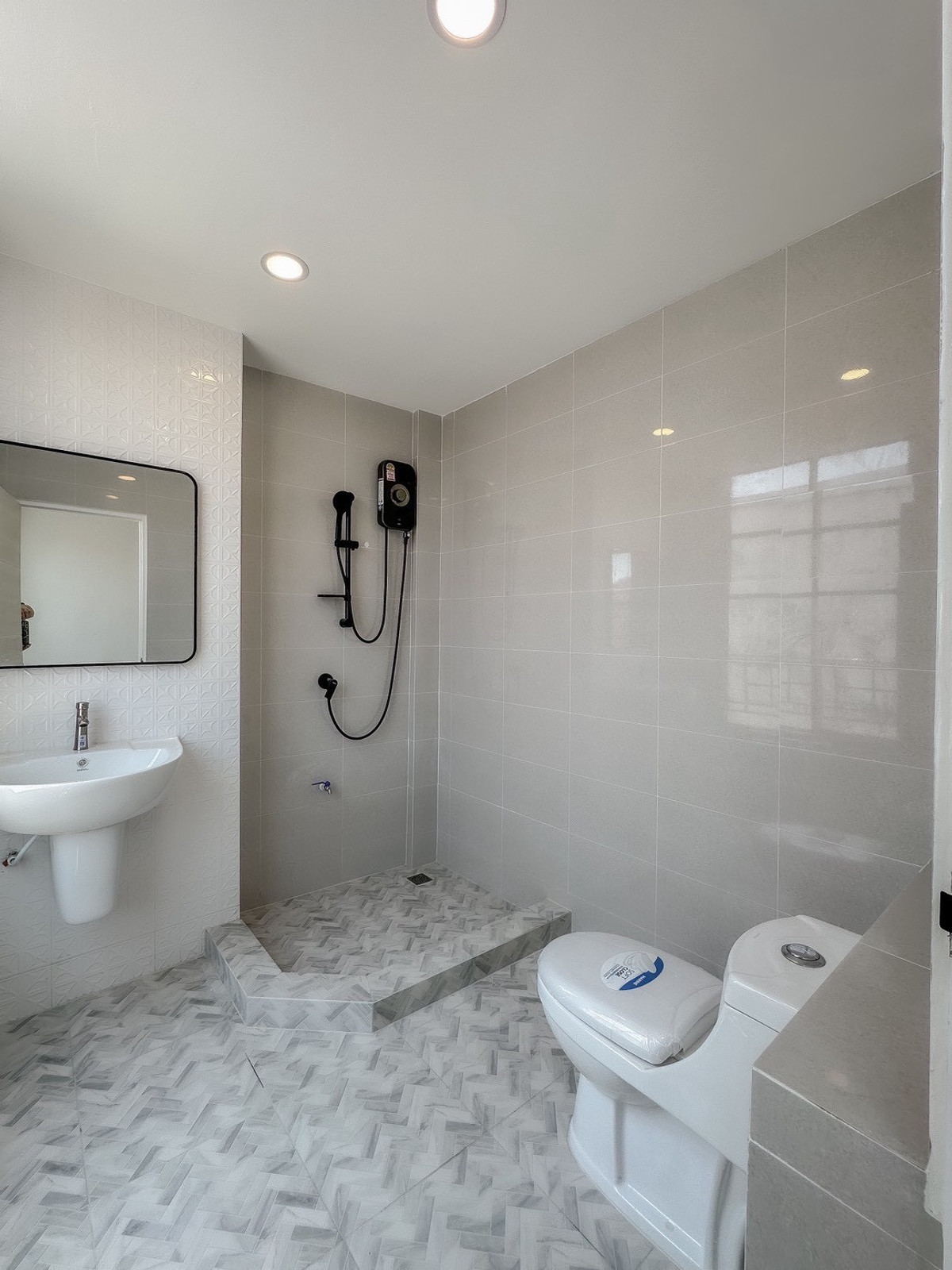 ขายทาวน์โฮมเลียบทางด่วนรามอินทรา : ขายโฮมออฟฟิศ พระราม 9 - ลาดพร้าว **เพียง 7.79 ลบ.** รีโนเวทใหม่ทั้งหลัง (N.2031)