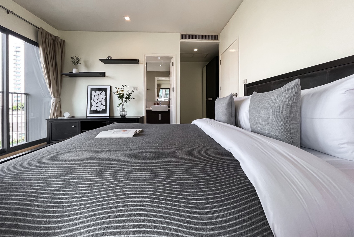 ขายคอนโดสุขุมวิท อโศก ทองหล่อ : 🔥 ด่วน! คอนโดไซส์ใหญ่ 1 ห้องนอน ชั้น 9 พร้อมเฟอร์ครบ ติด BTS ทองหล่อ ทำเลทองเพียง 9.4 ล้านเท่านั้น! รีบเป็นเจ้าของก่อนพลาดโอกาส! 🔥