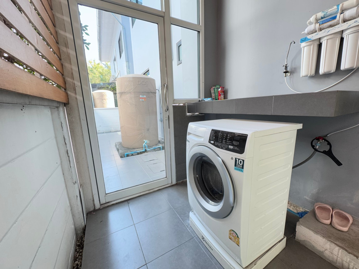 ให้เช่าบ้านปทุมธานี รังสิต ธรรมศาสตร์ : บ้านเดี่ยว เพียง 700 เมตรจากห้างฟิวเจ้อรังสิต 4 ห้องนอน หลังมุม เฟอรนิเจ้อครบพร้อมอยู่ ว่างให้เช่า