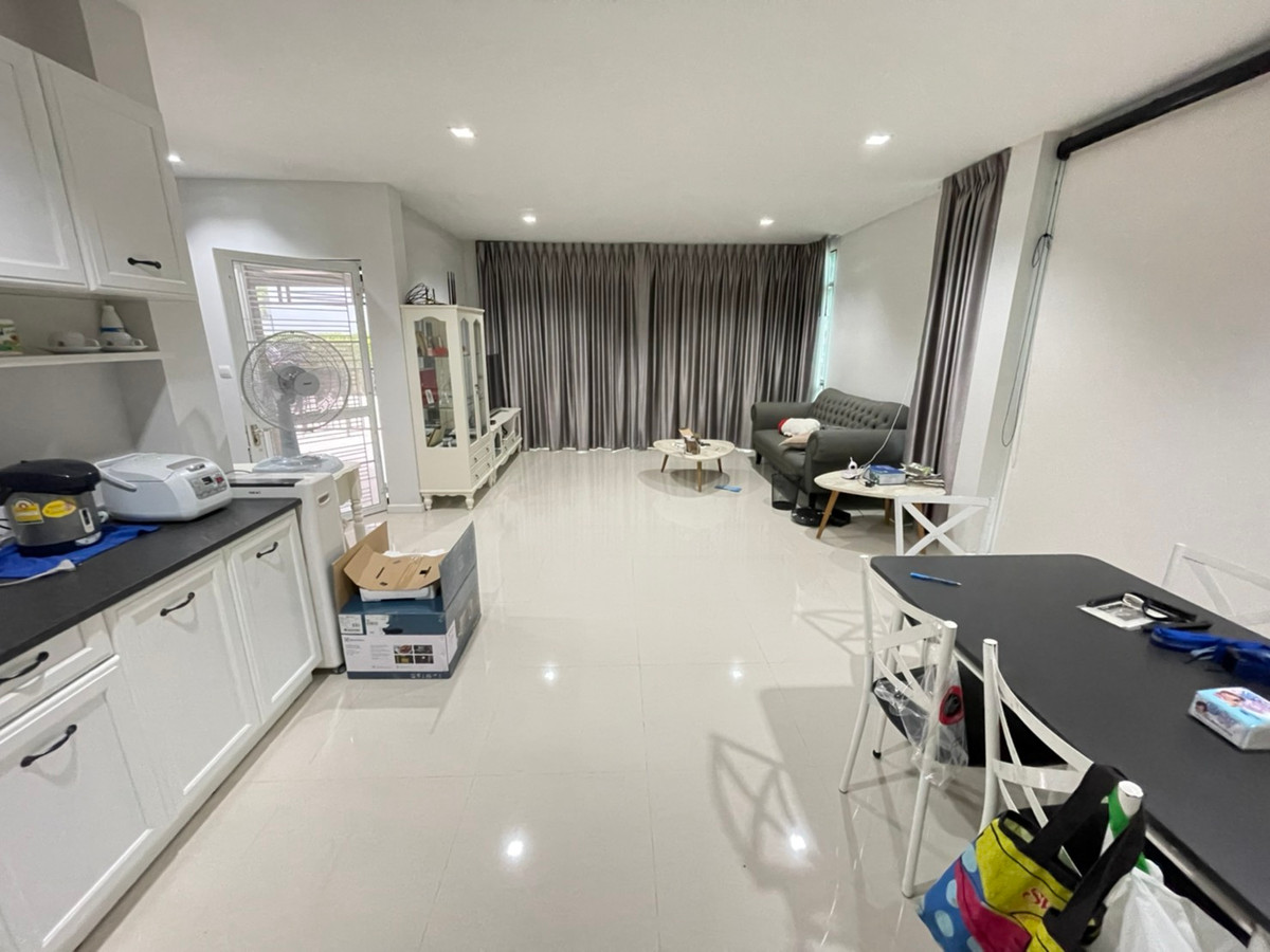 ให้เช่าบ้านปทุมธานี รังสิต ธรรมศาสตร์ : บ้านเดี่ยว เพียง 700 เมตรจากห้างฟิวเจ้อรังสิต 4 ห้องนอน หลังมุม เฟอรนิเจ้อครบพร้อมอยู่ ว่างให้เช่า