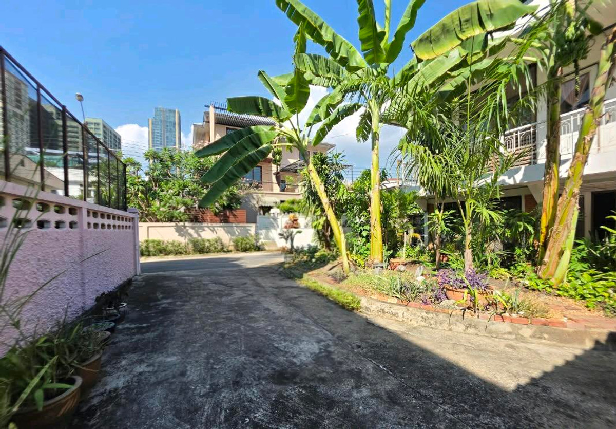 ขายที่ดินสุขุมวิท อโศก ทองหล่อ : #Rareland ใจกลางเอกมัย - ทองหล่อ ที่พร้อมให้คุณพัฒนาศักยภาพของที่ดินแปลงนี้อย่างมีคุณค่ากับพื้นที่ 99 ตรว.หน้ากว้าง 25ม. สนใจนัดชมเพื่อมองเห็นภาพที่จะเป็น 