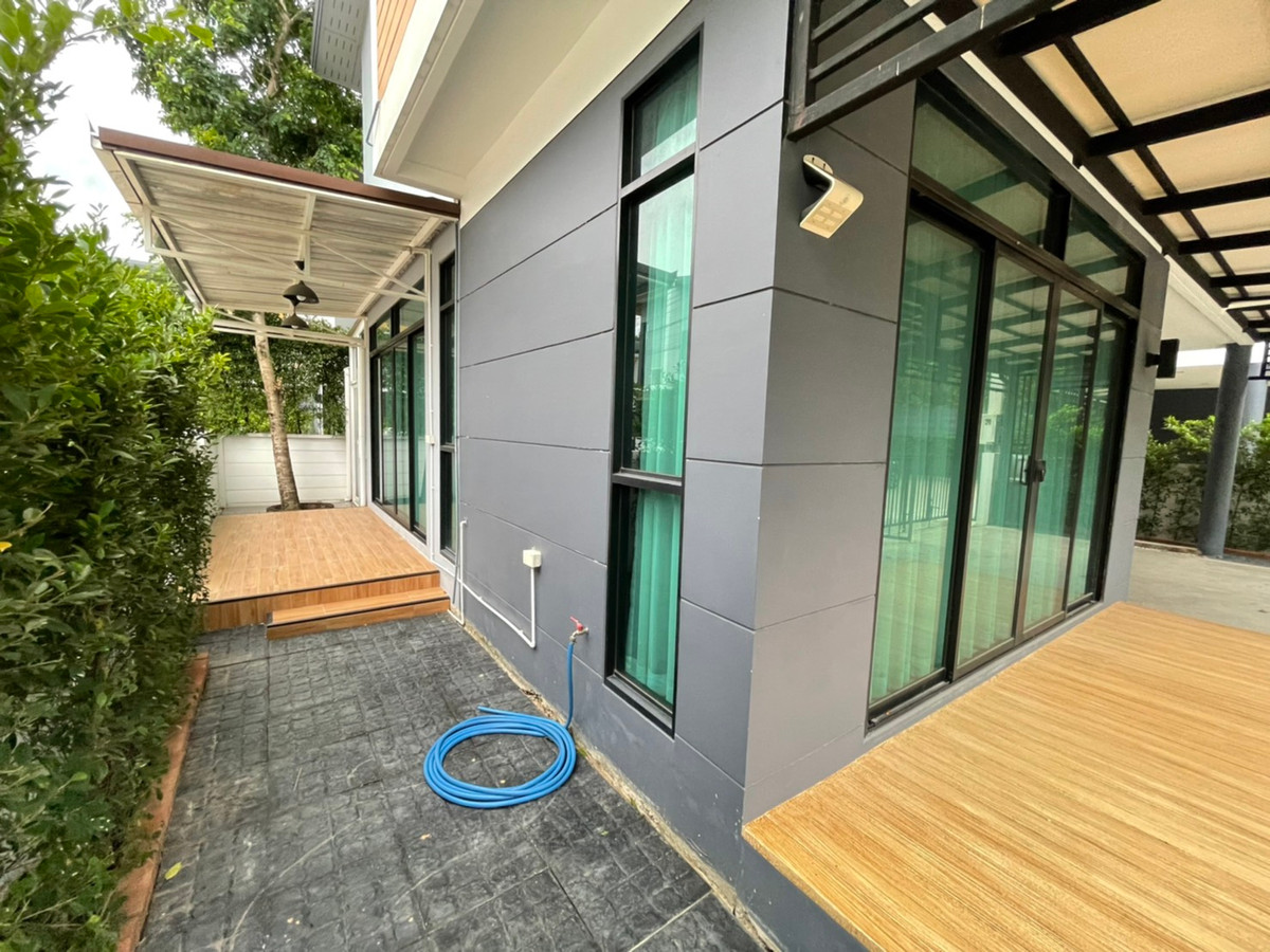 ให้เช่าบ้านปทุมธานี รังสิต ธรรมศาสตร์ : บ้านเดี่ยว เพียง 700 เมตรจากห้างฟิวเจ้อรังสิต 4 ห้องนอน หลังมุม เฟอรนิเจ้อครบพร้อมอยู่ ว่างให้เช่า