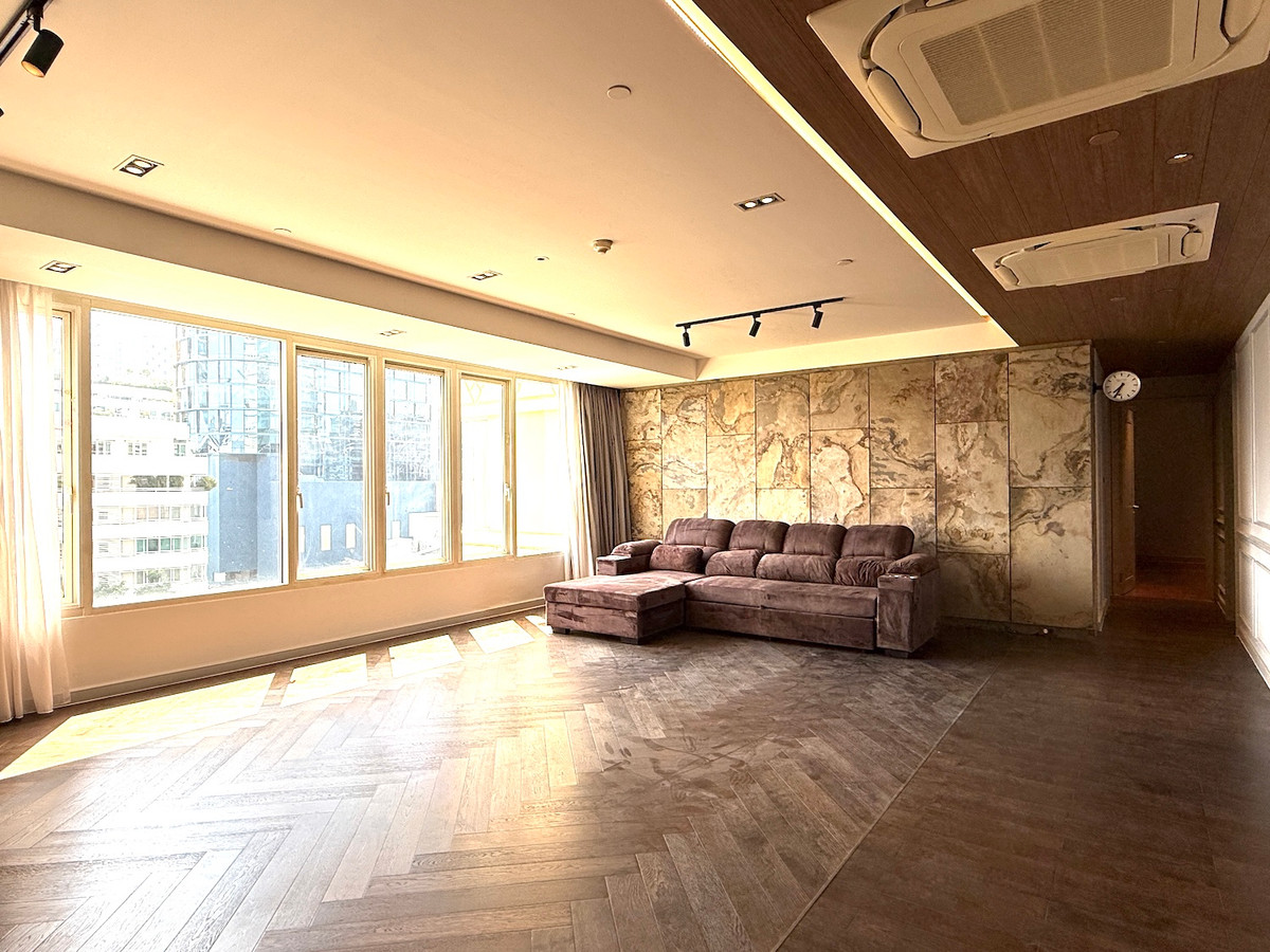 ให้เช่าคอนโดสุขุมวิท อโศก ทองหล่อ : คอนโด 4 ห้องนอน เลี้ยงสัตว์ได้ ในซอยทองหล่อ