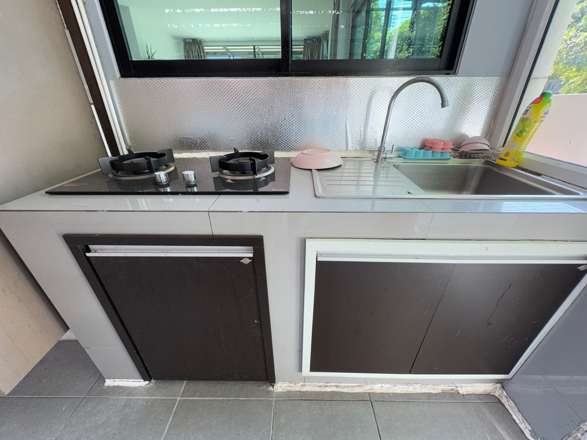 ให้เช่าบ้านปทุมธานี รังสิต ธรรมศาสตร์ : บ้านเดี่ยว เพียง 700 เมตรจากห้างฟิวเจ้อรังสิต 4 ห้องนอน หลังมุม เฟอรนิเจ้อครบพร้อมอยู่ ว่างให้เช่า