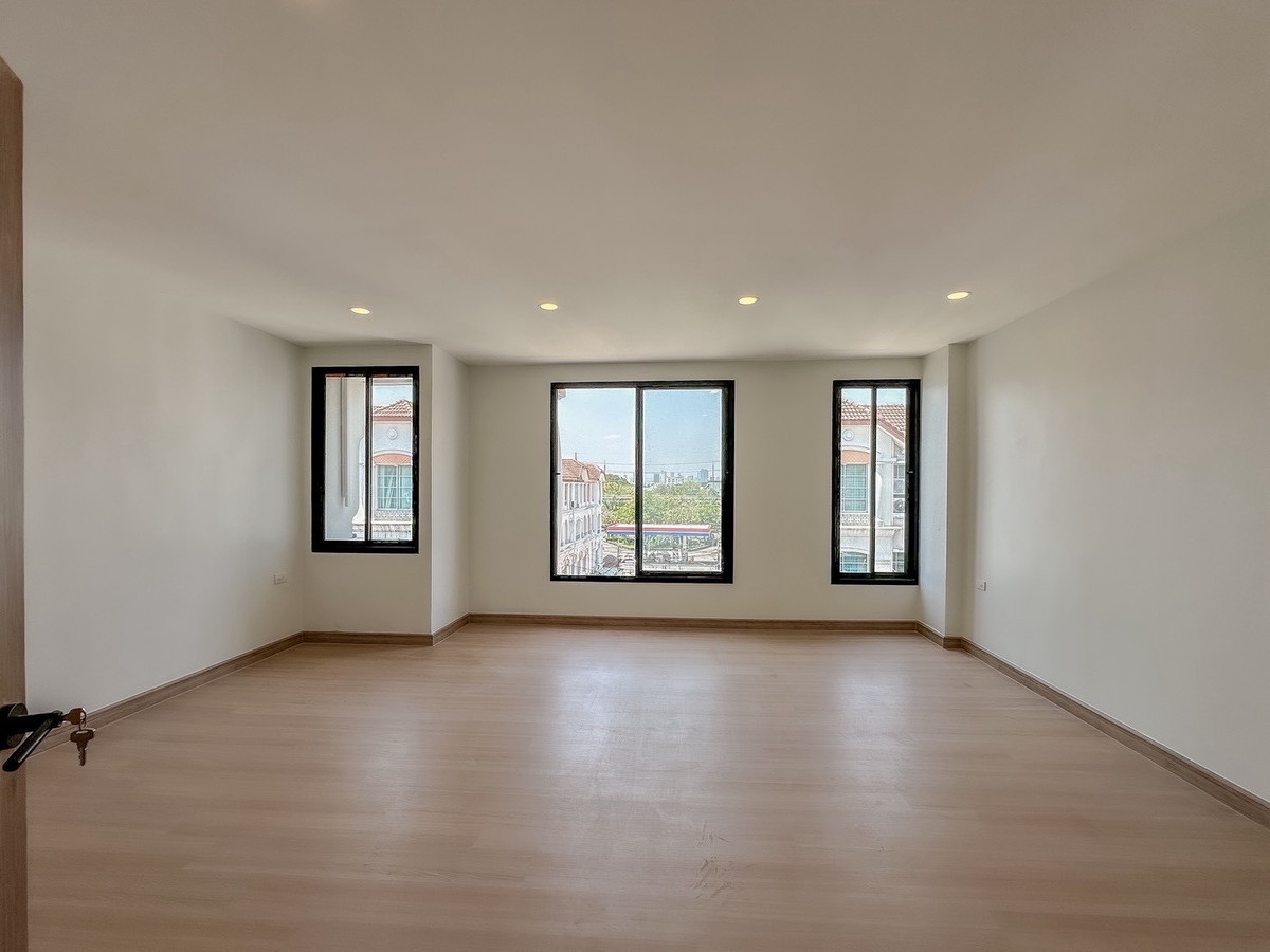 ขายทาวน์โฮมเลียบทางด่วนรามอินทรา : ขายโฮมออฟฟิศ พระราม 9 - ลาดพร้าว **เพียง 7.79 ลบ.** รีโนเวทใหม่ทั้งหลัง (N.2031)