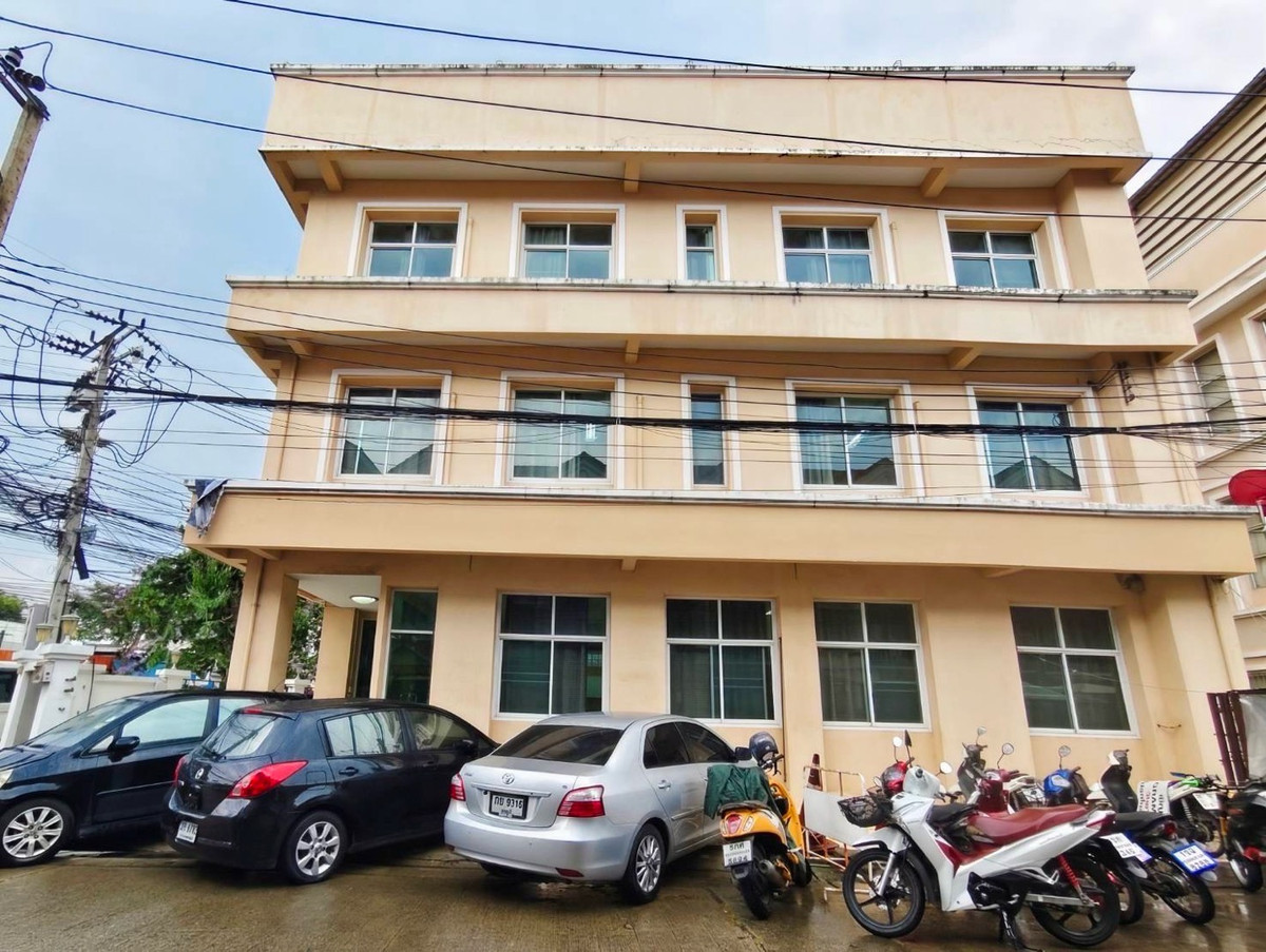 ให้เช่าอาคารพาณิชย์เกษตร นวมินทร์ ลาดปลาเค้า : สำหรับเช่า อาคารพาณิชย์ 3 ชั้น ติดถนนใหญ่ นวลจันทร์ เขตบึงกุ่ม กทม เพื่อธุรกิจ มีที่จอดรถ 4-5 คัน 