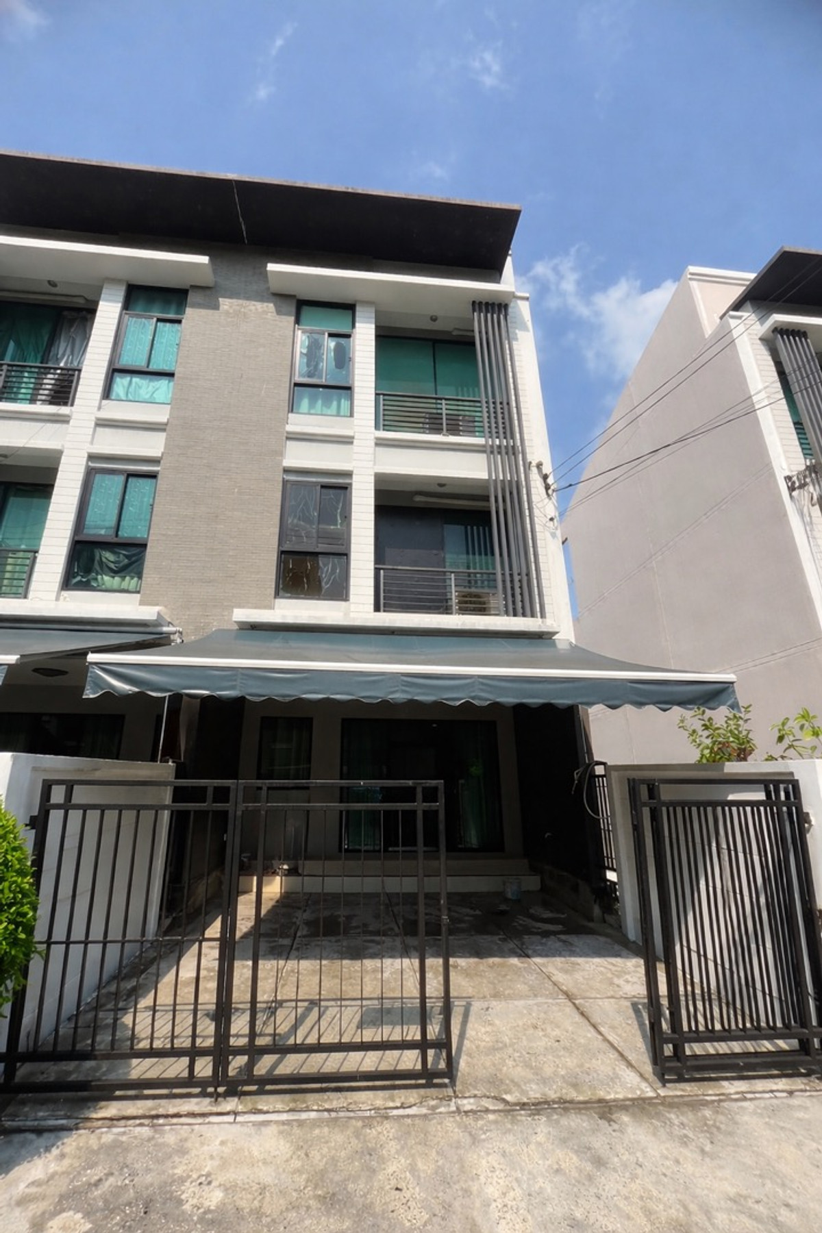 For RentTownhomeRamkhamhaeng, Hua Mak : House for rent in Klang Muang Rama 9-Ramkhamhaeng. 
Soi Ramkhamhaeng 39 
✅Rent 32,000 baht/month  
2 months warranty, 1 month advance
(Minimum contract 1 year only)