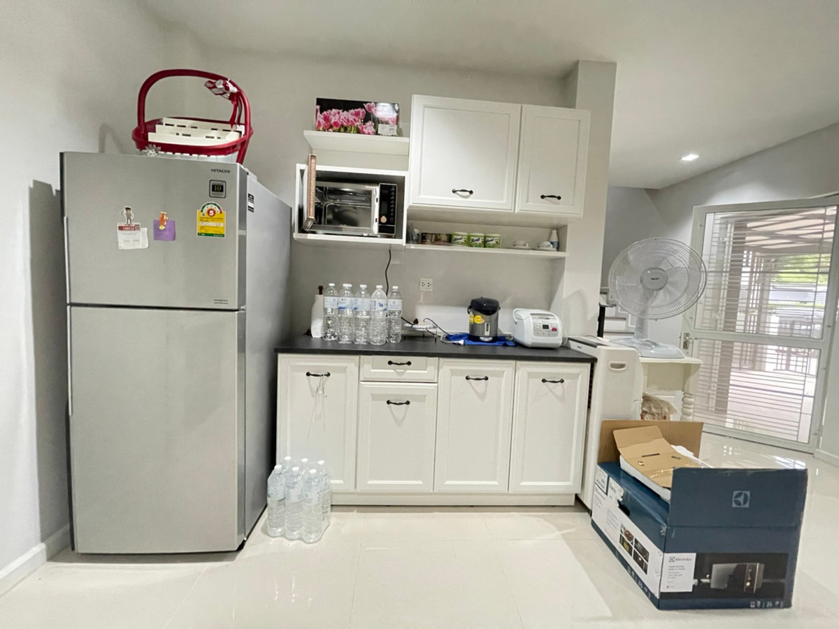 ให้เช่าบ้านปทุมธานี รังสิต ธรรมศาสตร์ : บ้านเดี่ยว เพียง 700 เมตรจากห้างฟิวเจ้อรังสิต 4 ห้องนอน หลังมุม เฟอรนิเจ้อครบพร้อมอยู่ ว่างให้เช่า