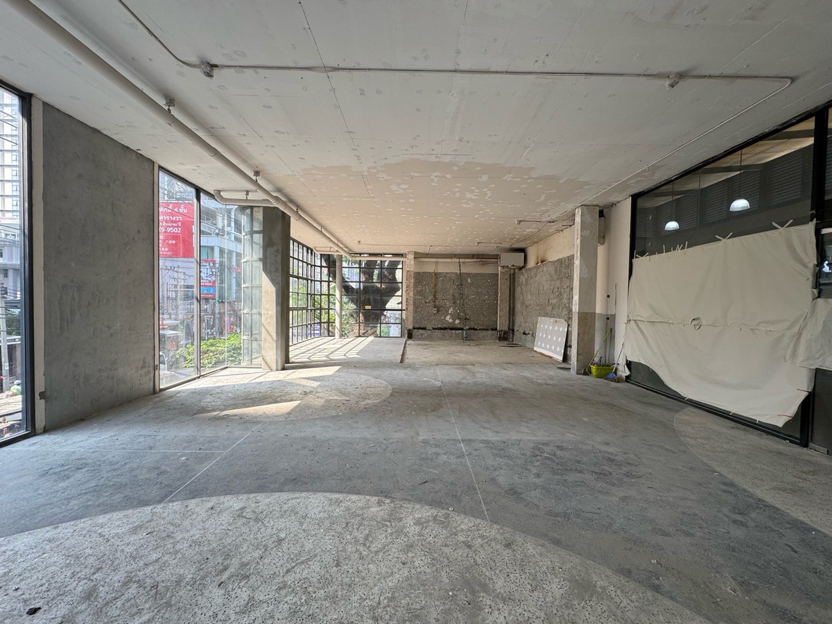 For RentShop HouseSukhumvit, Asoke, Thonglor : 📌Space for rent, suitable for clinics, restaurants, Pirates, Asoke area.