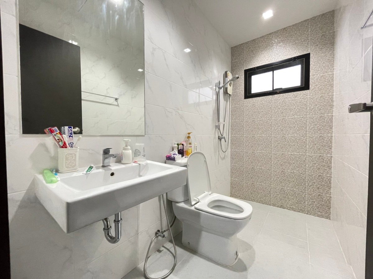 ให้เช่าบ้านปทุมธานี รังสิต ธรรมศาสตร์ : บ้านเดี่ยว เพียง 700 เมตรจากห้างฟิวเจ้อรังสิต 4 ห้องนอน หลังมุม เฟอรนิเจ้อครบพร้อมอยู่ ว่างให้เช่า