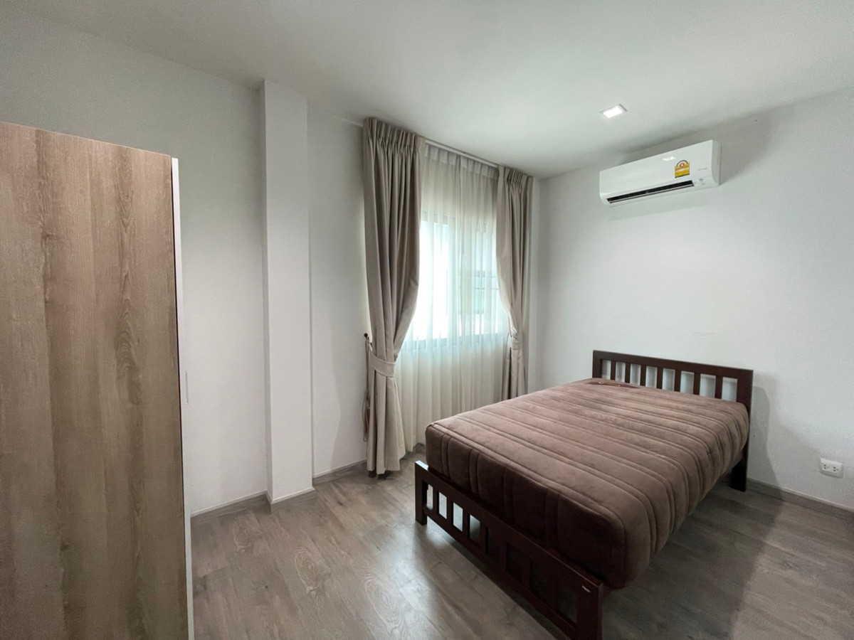 ให้เช่าบ้านปทุมธานี รังสิต ธรรมศาสตร์ : บ้านเดี่ยว เพียง 700 เมตรจากห้างฟิวเจ้อรังสิต 4 ห้องนอน หลังมุม เฟอรนิเจ้อครบพร้อมอยู่ ว่างให้เช่า