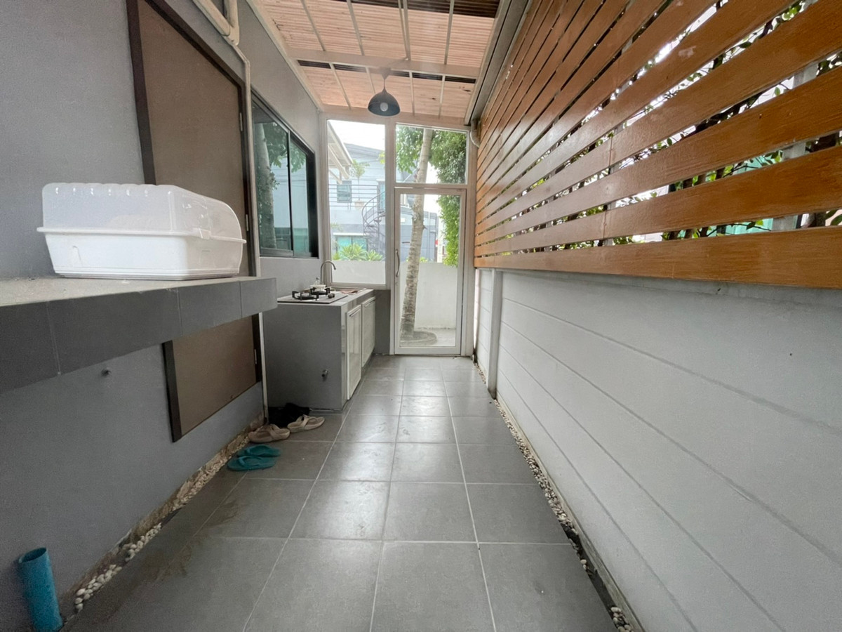 ให้เช่าบ้านปทุมธานี รังสิต ธรรมศาสตร์ : บ้านเดี่ยว เพียง 700 เมตรจากห้างฟิวเจ้อรังสิต 4 ห้องนอน หลังมุม เฟอรนิเจ้อครบพร้อมอยู่ ว่างให้เช่า