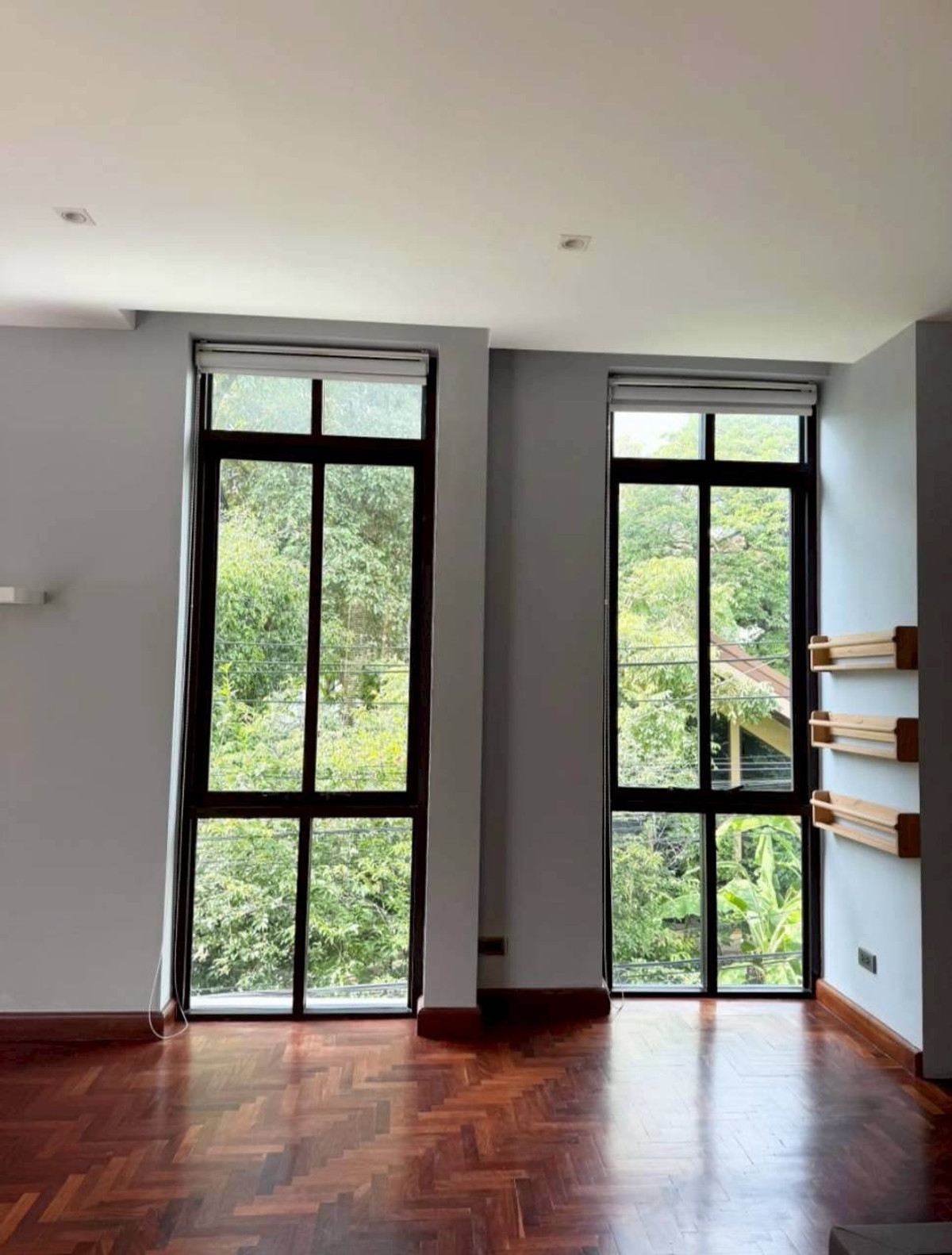 For RentTownhomeSukhumvit, Asoke, Thonglor : RH032526 For rent, 3-story townhome with Private Pool at Sukhumvit 24, near BTS Phrom Phong.